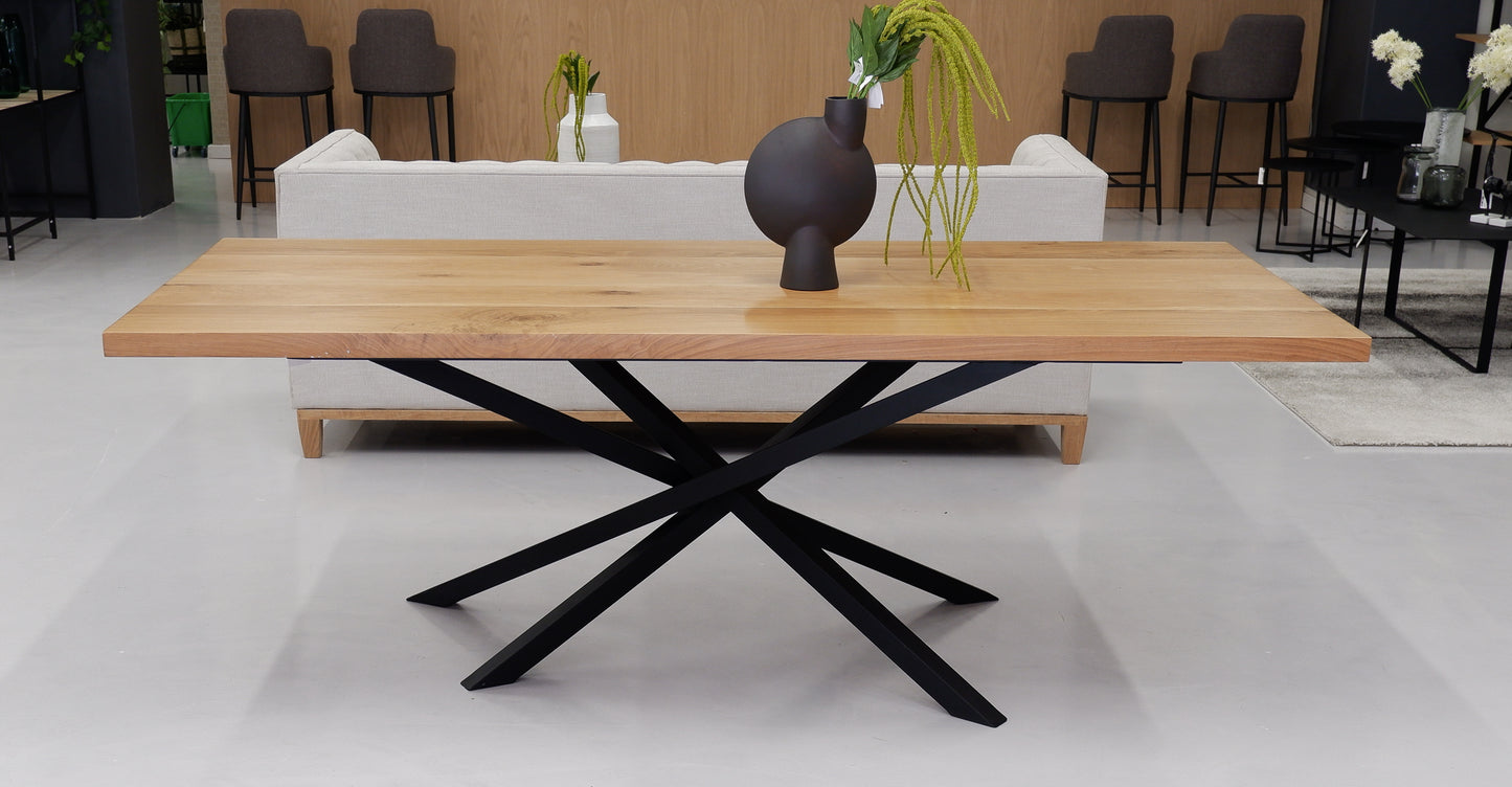 Modern oak dining table, perfect for elegant and minimalist interiors.