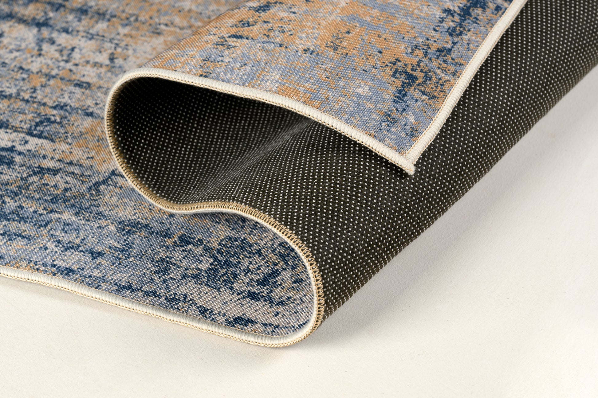 Vintage-style rug with printed polyester design