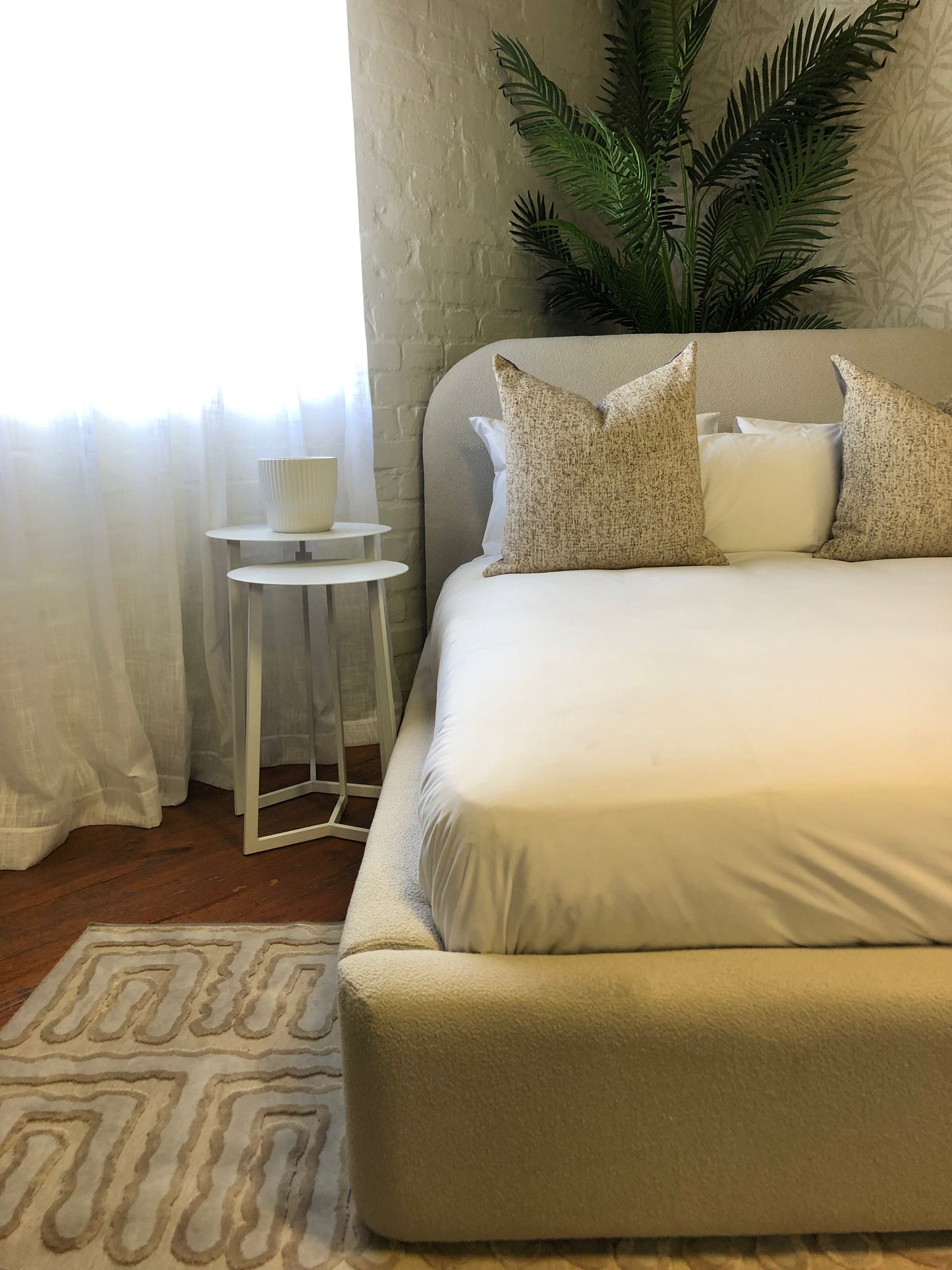 Willow Upholstered bed set