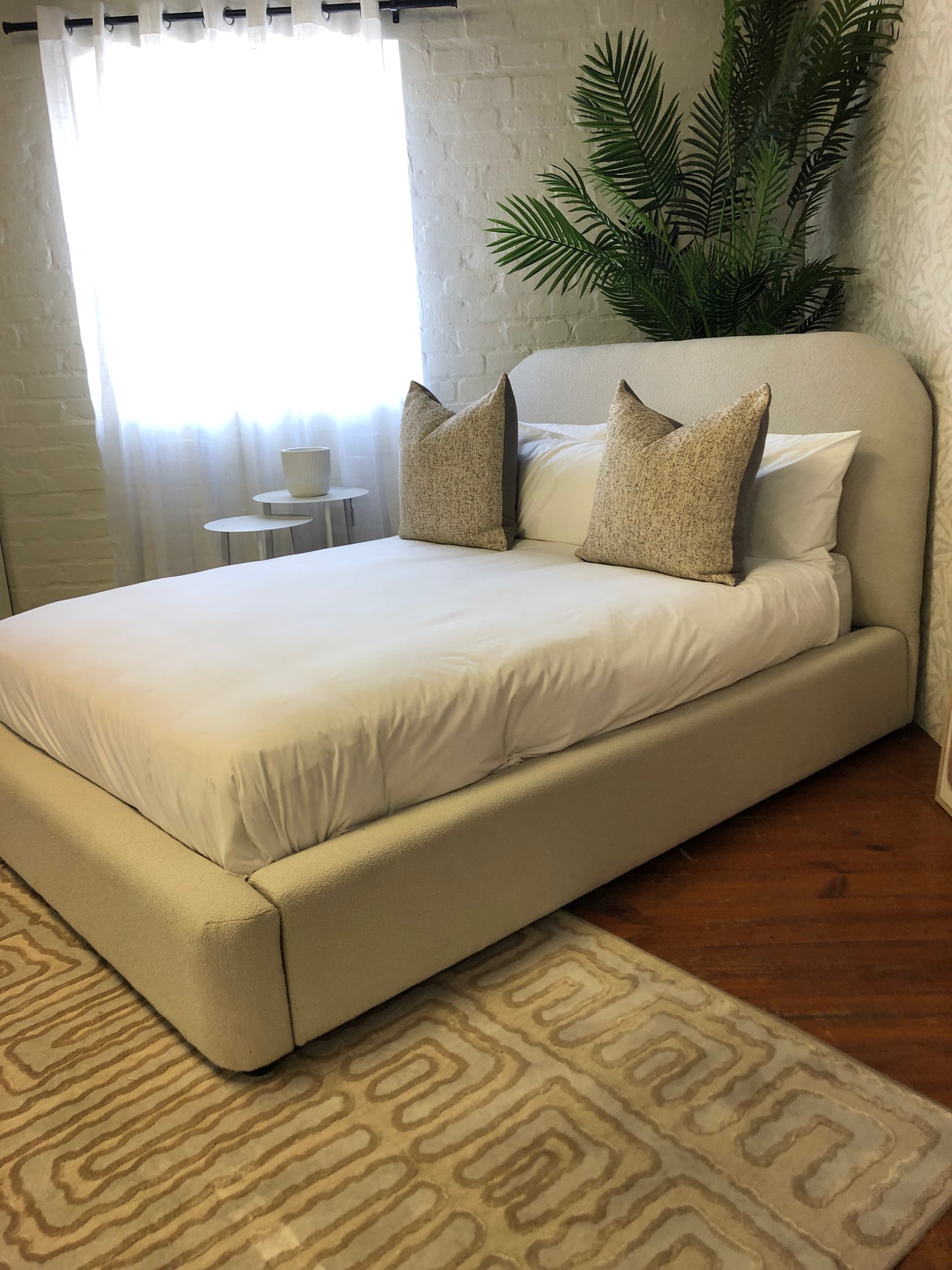Willow Upholstered bed set