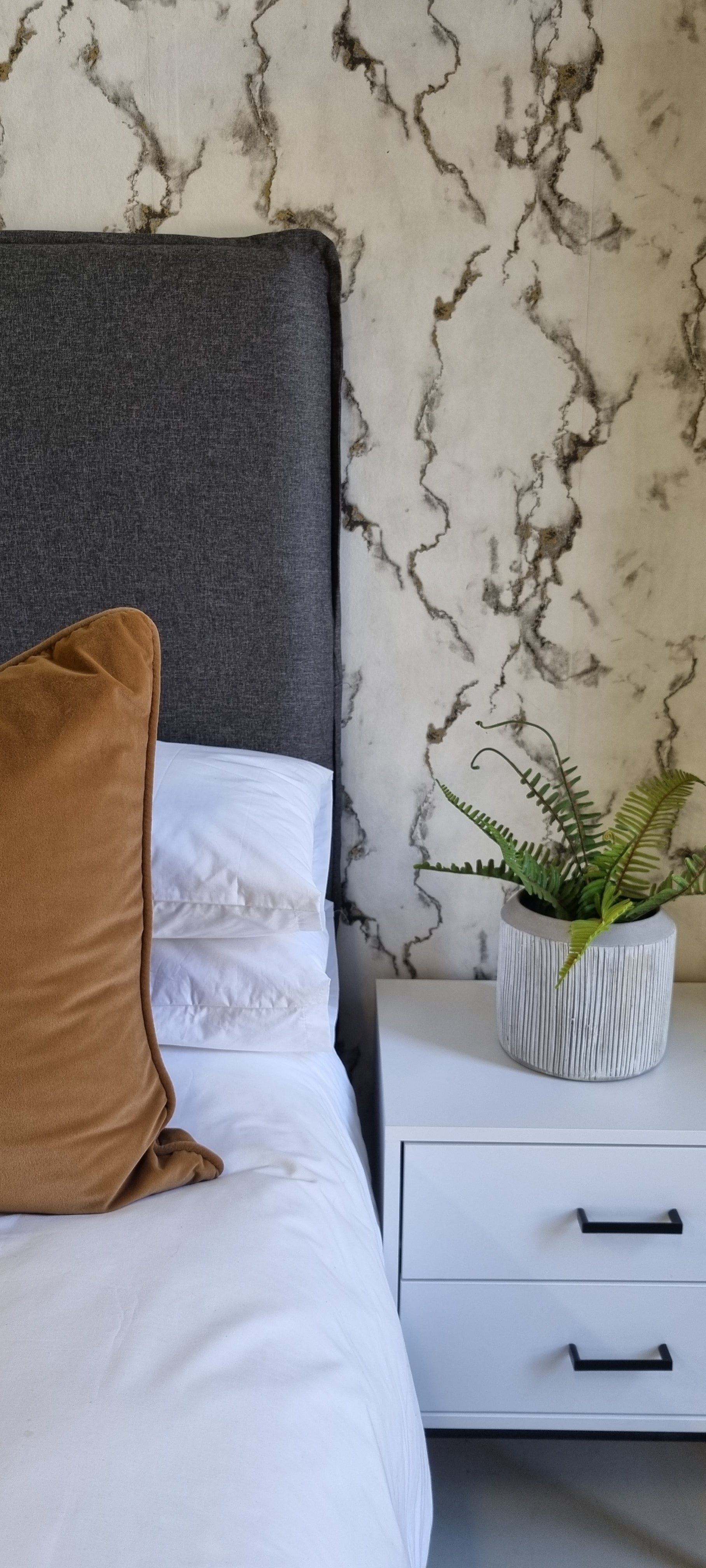 CALIFORNIA HEADBOARD STANDING Bellville Furniture
