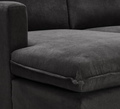 Stylish and functional California Daybed with an L-shaped corner and detachable ottoman.